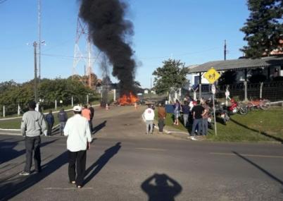 Ex-trabalhadores da Millano protestam com fogo em pneus